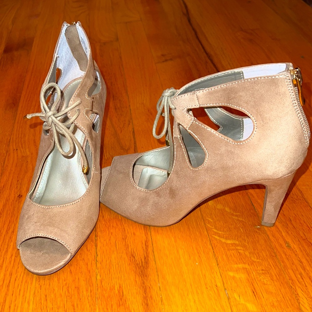 ANA Tan Lace Heels Size 7.5 - Picture 1 of 5